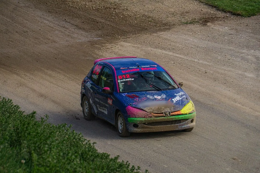 Der blaue Peugeot 206 der Fahrerin auf der Schotterpassage